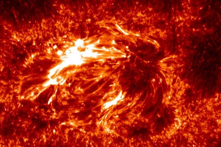 Heiße Explosionen auf kühler Sonne