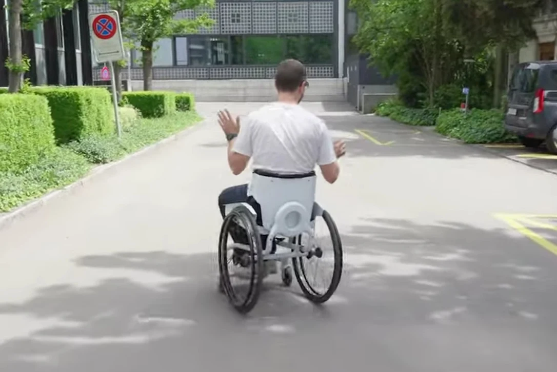 Rollstuhl-Steuerung mit dem Rücken