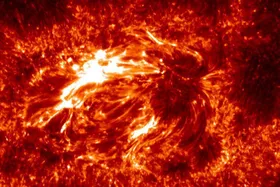 Heiße Explosionen auf kühler Sonne