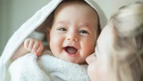 Babys imitieren, weil sie imitiert werden