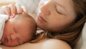 Warum Kuscheln nach der Geburt wichtig ist