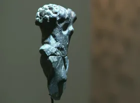 Eine jungsteinzeitliche Frauenfigur im Visier
