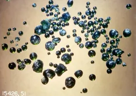 Forscher entdecken Wasser in Glasperlen vom Mond