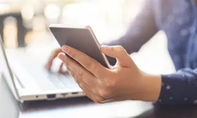 Machen Smartphones anfälliger für Fake News?