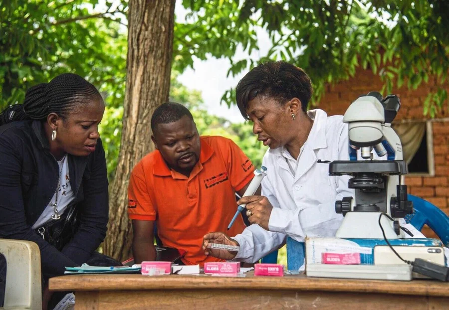 ENG:The_team_of_investigators_on_the_onchocerciasis_project:_Epidemiological_assessment_of_onchocerciasis.

FR:_L’équipe