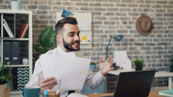 Fake Reviews und Desinformation: Herausforderungen für die digitale Glaubwürdigkeit