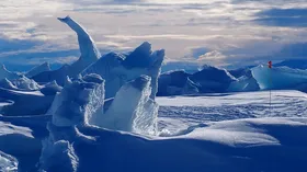 Dunkle Seen unter dem Eis