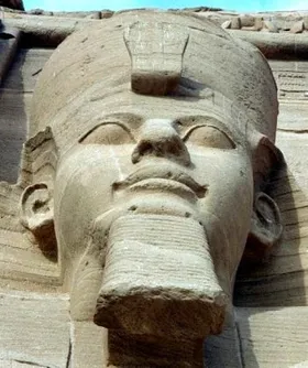 Salbentöpfe statt Grabvasen des Pharao