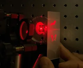 Hologramm reagiert auf seine Umgebung