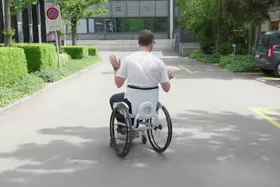 Rollstuhl-Steuerung mit dem Rücken