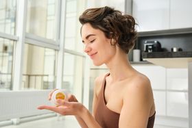 Vitamin E in der Dermatologie: Lipidschutz, Zellregeneration und biochemische Synergien