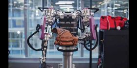 KI-Roboter spielt Baseball