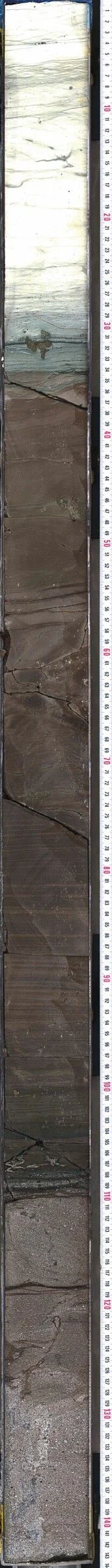 Stichprobe_in_die_Katastrophe:_Ausschnitt_aus_einem_insgesamt_über_800_Meter_langen_Bohrkern_durch_den_inneren_Kraterrin