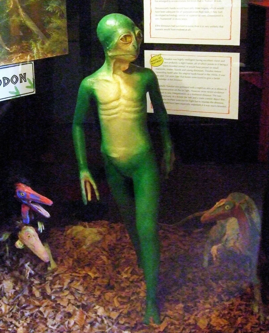 HR-16-Dinosauroid_(2).jpg