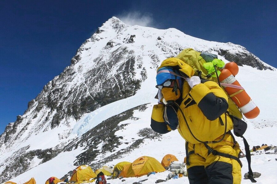 epa05326759_A_handout_picture_provided_by_Nepalese_climber_Phurba_Tenjing_Sherpa_shows_porters_carry_stuffs_at_camp_4_of_Mount_Everest,_Nepal,_24_May_2016._Dutch_climber_Eric_Arnold,_Australian_Maria_Strydom_and_Indian_climber_Subhash_Paul_died_and_two_other_went_missing_in_Everest._EPA/PHURBA_TENJING_SHERPA_/_HANDOUT_HANDOUT_EDITORIAL_USE_ONLY/NO_SALES_+++_dpa-Bildfunk_+++