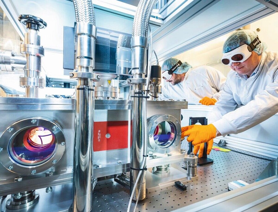 DE:
Detailansicht_im_TWIN-Verstärker_des_HIBEF-HI-Lasers_am_HED-Instrument_mit_Titan:Saphir-Verstärkungsmedium_eingehaus