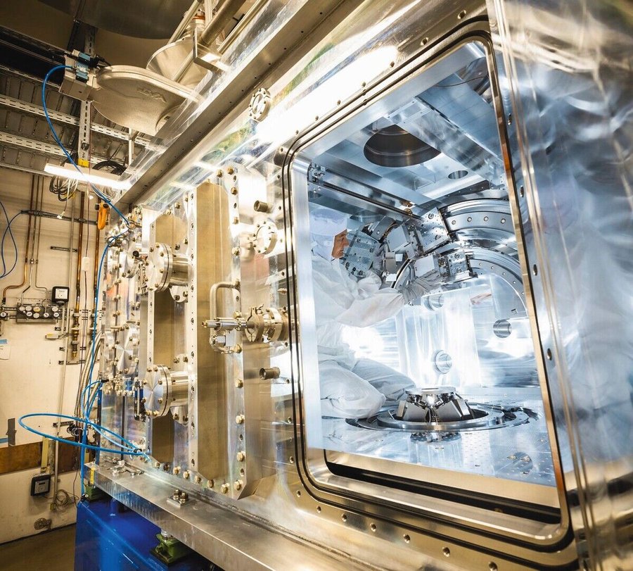 DE:
Die_Experimentierstation_HED_(High_Energy_Density_Science)_dient_der_Erforschung_von_Materie_unter_extremen_Druck-_u