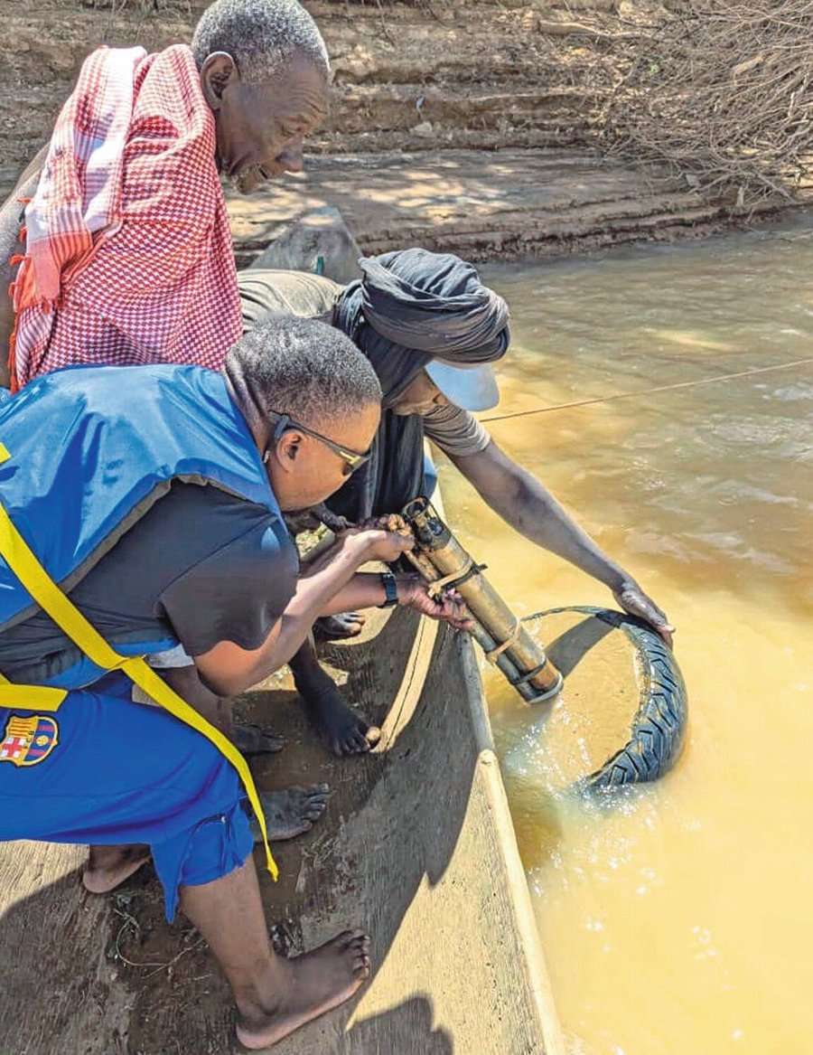 07_Pulling_in_SoundTrap3_Fonde_Gande_Senegal_PJDiam_260311.jpg