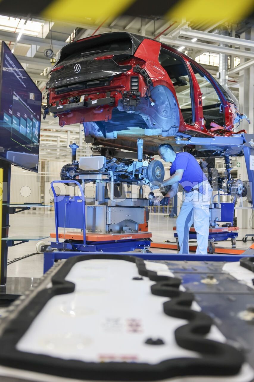 Eine_gebrauchte_Hochvoltbatterie_aus_einem_zerlegten_VW_ID.3_liegt_während_der_Vorstellung_der_Recycling-Strategie_im_VW