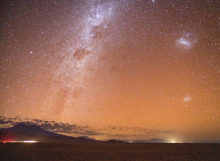 Abenddämmerung_über_der_Atacama-Wüste:_Neben_der_Milchstraße_prangt_die_Große_Magellansche_Wolke_(rechts).
