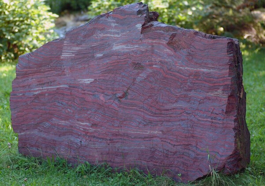 Fels_mit_Bändereisenerzen_aus_Nordamerika:_Der_Gesteinsblock_ist_rund_zwei_Meter_hoch,_8,5_Tonnen_schwer_und_2,1_Milliar
