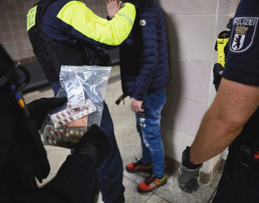 Polizeibeamte_der_Brennpunkt-_und_Präsenzeinheit_(BPE)_der_Polizei_Berlin_überprüfen_in_der_U-Bahn-Haltestelle_am_Kottbu