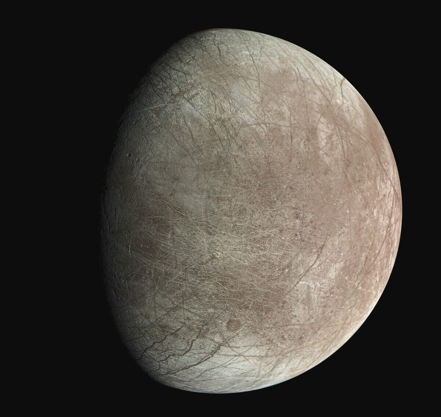 Jupiters_Eismond_Europa:_Das_Foto_machte_die_Raumsonde_Juno_bei_einem_nahen_Vorbeiflug_am_29._September_2022._

