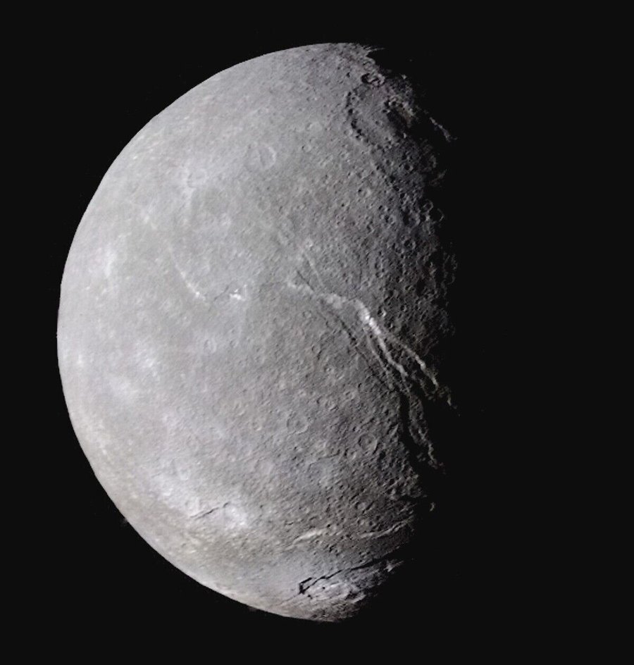 Der_Uranusmond_Titania_wurde_im_Januar_1787_von_William_Herschel_entdeckt_und_nur_einmal_aus_der_Nähe_fotografiert:_im_J