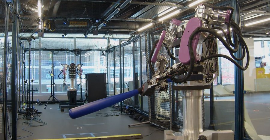 Roboter mit Baseballschläger