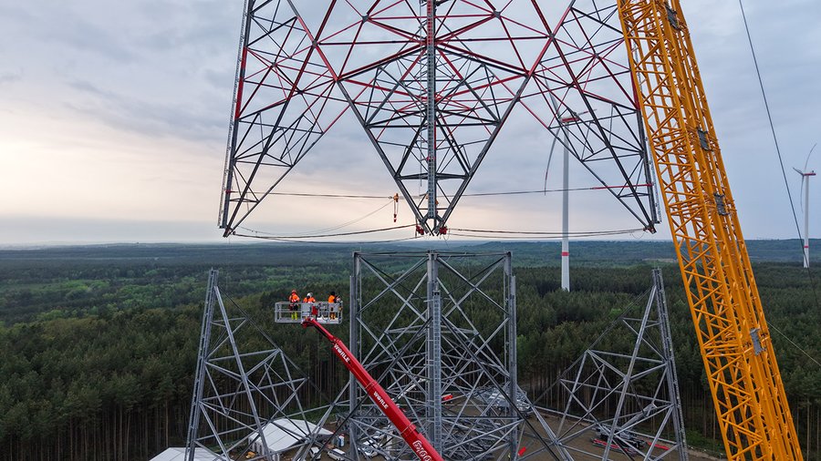Höhenwindturm beim Bau