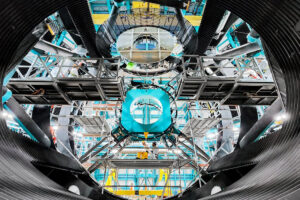 Installation des 3,5 Meter großen Spiegels des künftigen Simonyi Survey Telescope im Vera C. Rubin Observatorium in Chile