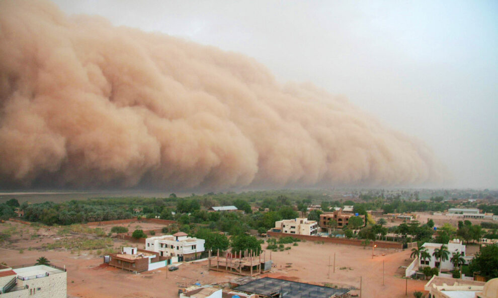 Ein Wüstenstaubsturm, der sich dem Stadtrand von Khartum im Sudan nähert