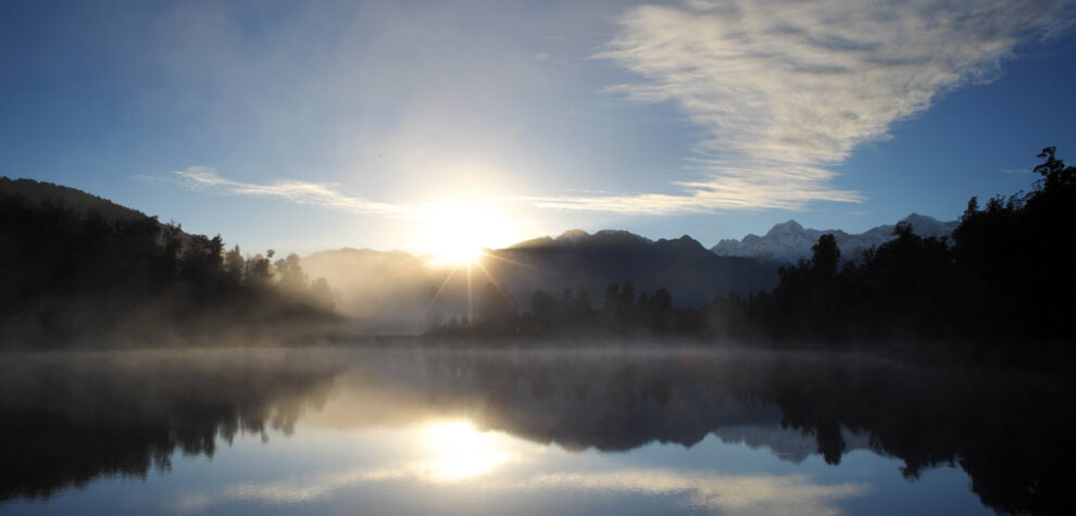 See, Berge und Wolken