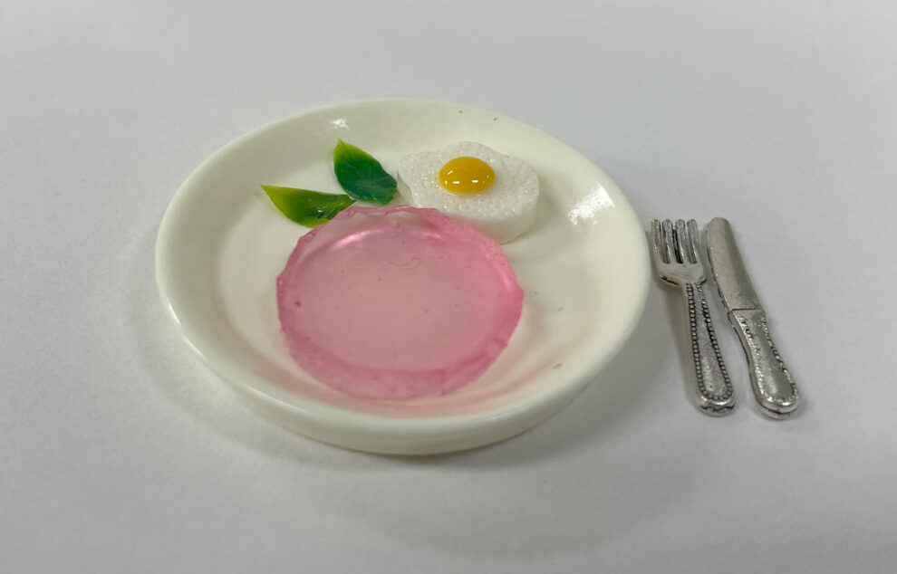 kultiviertes Labor-Fleisch auf einem Teller angerichtet zusammen mit einem Spiegelei
