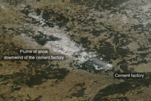 Satellitenbild einer Schneewolke nahe eines Zementwerks in Russland