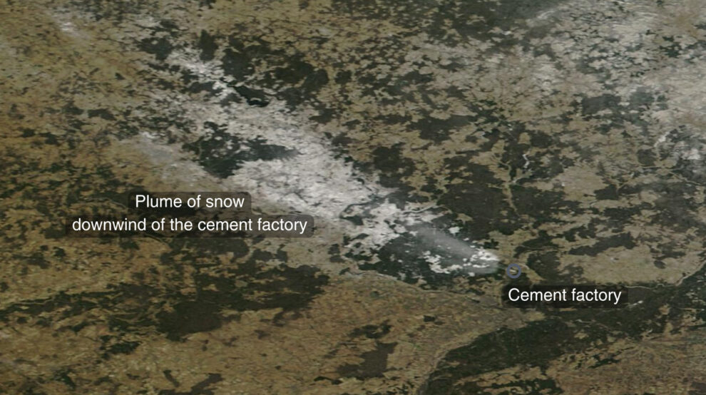 Satellitenbild einer Schneewolke nahe eines Zementwerks in Russland