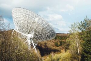 Riesenschüssel in der Eifel: Lange Zeit war das 1972 eingeweihte 100-Meter-Radioteleskop bei Effelsberg das größte bewegliche seiner Art auf der Erde. Der abgelegene Standort schützt vor Störstrahlung – allerdings nicht unbegrenzt. Das Teleskop wiegt 3200 Tonnen. Dank seiner raffinierten Konstruktion gleichen sich Verformungen in der Antenne von selbst aus – sie weichen nur um 0,3 Millimeter von der perfekten Geometrie ab. Erst im Jahr 2000 wurde der Durchmesser um zehn Meter vom 7000 Tonnen schweren amerikanischen Green-Bank-Teleskop in West Virginia übertroffen. ©Antje Kraemer Photography