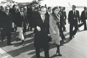 Shah_Mohammad_Reza_Pahlavi_and_Empress_Farah_at_Mehrabad_Airport_in_Tehran,_Iran,_on_their_way_to_their_plane_on_their_way_out_of_Iran,_Jan._16,_1979._(AP_Photo)