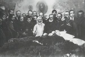 Lenin,_Wladimir_Iljitsch_(eigentl._Uljanow);_russ._revolutionärer_Politiker.Simbirsk_(jetzt_Uljanowsk)_22.4.1870_–Gorkij_bei_Moskau_21.1.1924.Lenins_Frau_Krupskaja_(1)_und_seine_Schwester_Maria_Ilichna_(2)_an_der_aufgebahrten_Leiche_Lenins_im_Sterbehaus_in_Gorkij_am_21._Januar_1924.Foto.