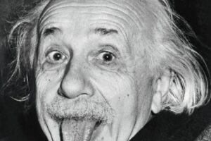 1951_,_18_march_,_BOSTON_,_USA__:_The_German-born_Swiss_Physicist__ALBERT_EINSTEIN_(_1879_-_1955_)_,_1921_Nobel_Prize_winner_._In_this_photo_sticking_out_his_tongue_at_photographers_on_his_72nd_birthday_.__Celebrated_picture_taken_by_photographer_ARTHUR_SASSE__._-_foto_storiche_-_foto_storica__-_scienziato_-_scientist__-_portrait_-_ritratto__-__Physics_-_FISICA_-_FISICO_-_SCIENZA_-_SCIENCE__-_baffi_-_moustache_-_PREMIO_NOBEL_PER_LA_FISICA_-_Atomica_-_Atomo__-_scienziato_-_genius_-_genio_-_papparazzata_-_paparazzata_-_paparazzo_-_lingua_di_fuori_-_linguaccia_-_SCHERZO_-_smorfia_-_per_divertimento_-_azzardo_-_for_fun_-_funny_-_buffo_buffa_divertimento_---_ARCHIVIO_GBB___________EDITORIAL_USE_ONLY._FOR_OTHER_USES_PLEASE_CONTACT_US