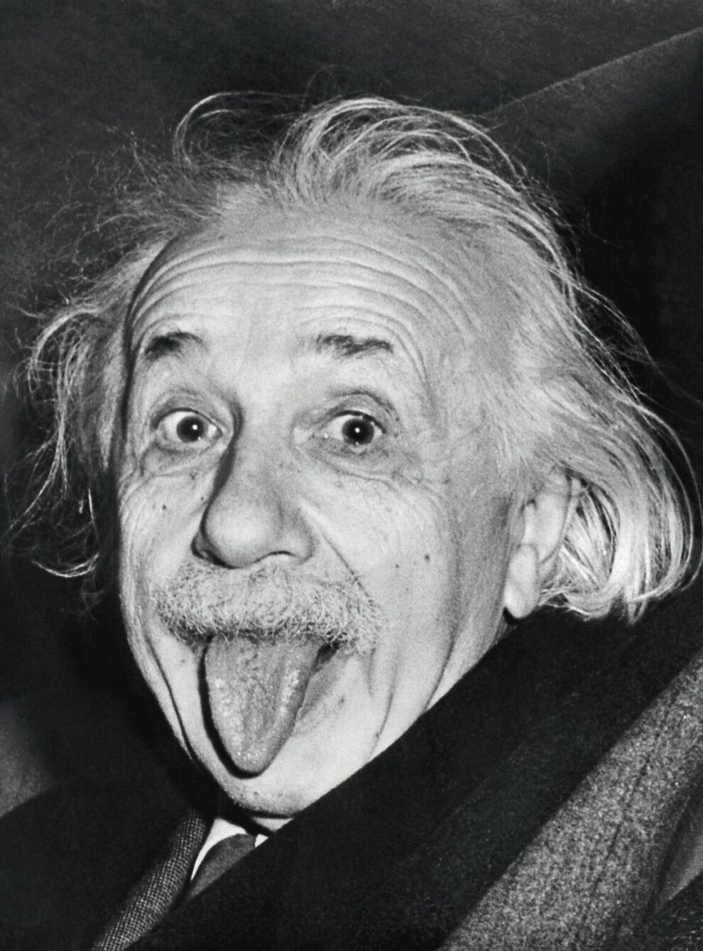 1951_,_18_march_,_BOSTON_,_USA__:_The_German-born_Swiss_Physicist__ALBERT_EINSTEIN_(_1879_-_1955_)_,_1921_Nobel_Prize_winner_._In_this_photo_sticking_out_his_tongue_at_photographers_on_his_72nd_birthday_.__Celebrated_picture_taken_by_photographer_ARTHUR_SASSE__._-_foto_storiche_-_foto_storica__-_scienziato_-_scientist__-_portrait_-_ritratto__-__Physics_-_FISICA_-_FISICO_-_SCIENZA_-_SCIENCE__-_baffi_-_moustache_-_PREMIO_NOBEL_PER_LA_FISICA_-_Atomica_-_Atomo__-_scienziato_-_genius_-_genio_-_papparazzata_-_paparazzata_-_paparazzo_-_lingua_di_fuori_-_linguaccia_-_SCHERZO_-_smorfia_-_per_divertimento_-_azzardo_-_for_fun_-_funny_-_buffo_buffa_divertimento_---_ARCHIVIO_GBB___________EDITORIAL_USE_ONLY._FOR_OTHER_USES_PLEASE_CONTACT_US