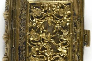 Minibücher Decorated_upper_cover_of_gold_open_leaf_tracery,_with_remains_of_black_enamel_in_the_frames_round_the_tracery;_with_the_two_rings_at_the_top_of_the_covers_intended_for_a_chain_tto_attach_the_volume_to_the_girdle._The_minute_volume_was_said_to_have_been_given_by_Anne_Boleyn,_when_on_the_scaffold,_to_one_of_her_maids_of_honour,_a_lady_of_the_Wyat_family. [Front_cover]. England_[London];_between_1509_and_1546. From:_John_Croke,_The_Penitential_and_other_Psalms. Stowe_956,_Binding London,_British_Library.