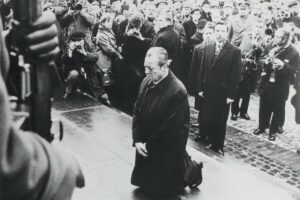 (Original_Caption)_West_German_Chancellor_Willy_Brandt_paying_tribute_to_the_Jewish_insurgents_killed_by_the_Nazis_during_uprising_in_the_Jewish_ghetto_in_Warsaw_in_1943_-_seen_in_front_of_the_Jewish_Heroes_monument.