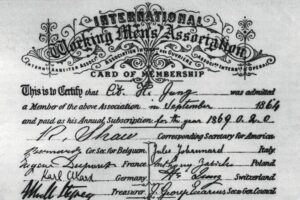 Marx,_Karl;_Philosoph_u._Nationalökonom,
Begründer_des_Marxismus;_1818–1883.

“International_Working_Mens_Association_(…)_Card_of_Membership_(…)_"_(Mitgliedskarte_der_Internationalen_Arbeiterassoziation,_gegründet_in_London_1864,_mit_Beitragsquittung_von_1869_und_eigenhändiger_Unterschrift_von_Karl_Marx_u._a.).