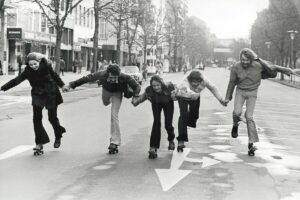 Rollschuhläufer_haben_am_25._Novmeber_1973,_dem_ersten_autofreien_Sonntag,_reichlich_Platz_auf_der_Düsseldorfer_Königsallee._Wegen_der_Ölkrise_wurde_am_25.11.1973_zum_ersten_Mal_ein_sonntägliches_Fahrverbot_verhängt.