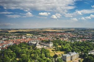 Schloss_Friedenstein_thront_über_den_Dächern_der_Stadt_Gotha