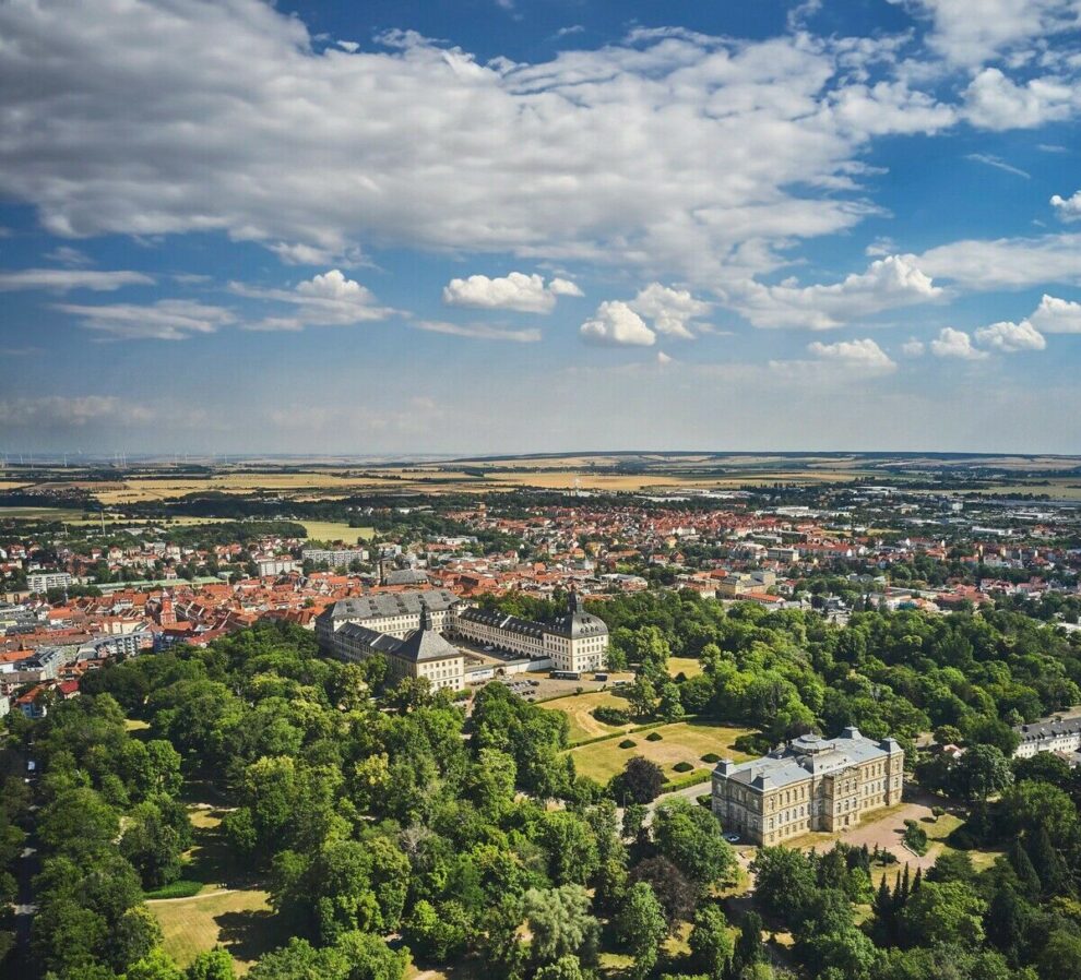 Schloss_Friedenstein_thront_über_den_Dächern_der_Stadt_Gotha