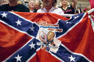 Die Flagge der Konföderation ist inzwischen als Symbol für Rassismus in die Kritik geraten. Unter Anhängern Donald Trumps ist sie weiter ein beliebtes Symbol (Foto von 2016).picture alliance (Associated Press/Evan Vucci)