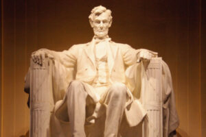 1922 wurde in Washington das Lincoln Memorial eingeweiht, eine Art Schrein für den heute wohl bekanntesten US-Präsidenten. Die Statue im Inneren stammt von Daniel Chester French.