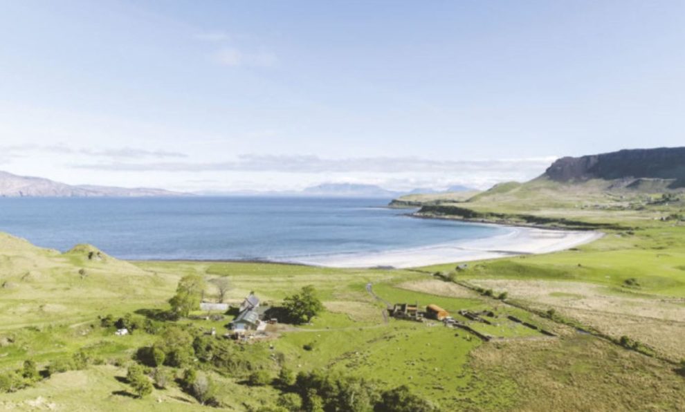 Blick auf den Ort Cleadale auf der schottischen Insel Eigg